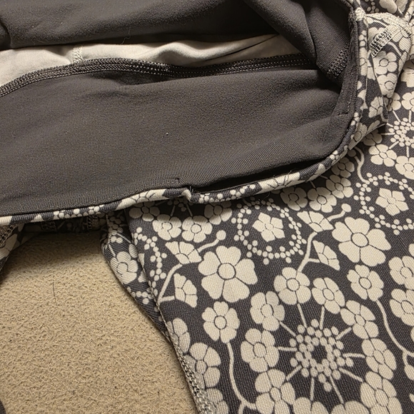 🌸 Lululemon Floral Crop Leggings Size 6 | Grey & White Print - Picture 3 of 10